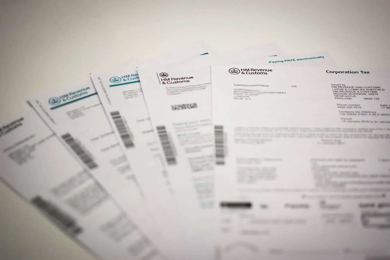 Korespondencja z HMRC dotycząca Corporation Tax i PAYE na biurku